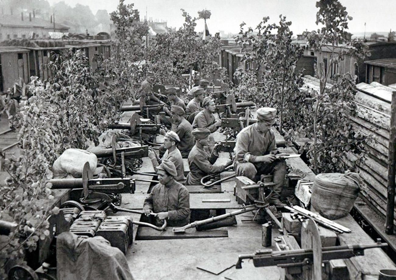 Oklepni vlak Orlik s pripadniki češkoslovaške legije. Ufa, julija 1918