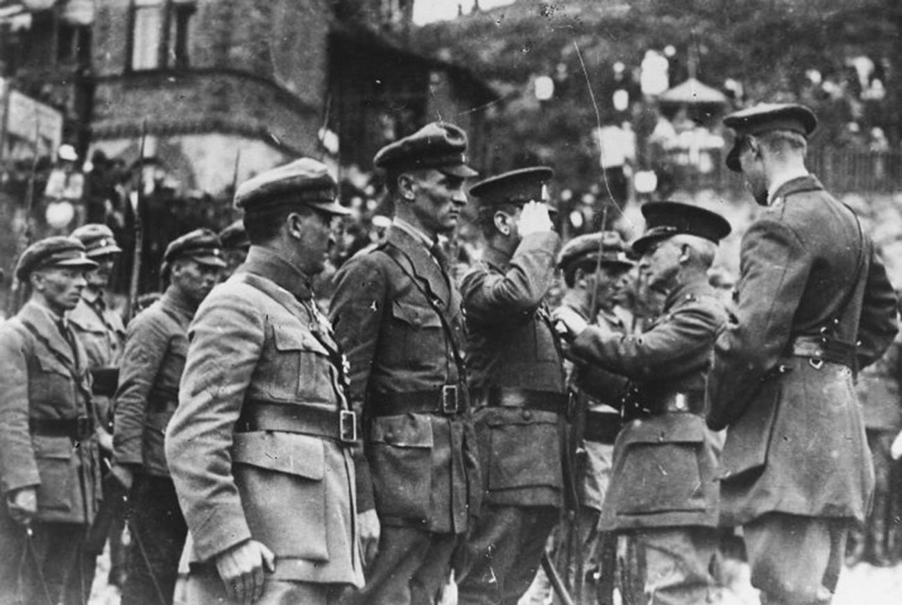 Английски генерал награждава с ордени чехословашките офицери