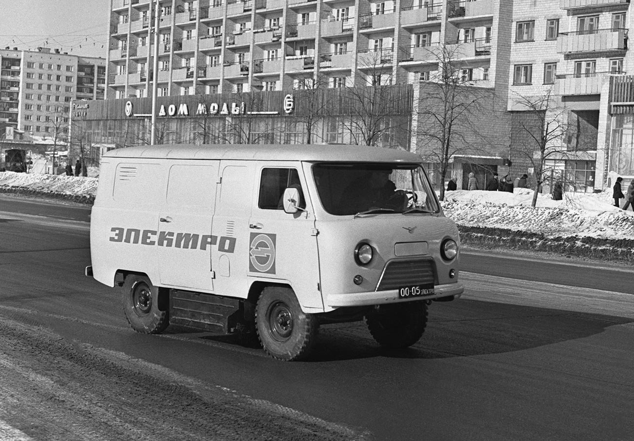 Нови електрични аутомобил Фабрике аутомобила „В. И. Лењин“, Уљановска улица.