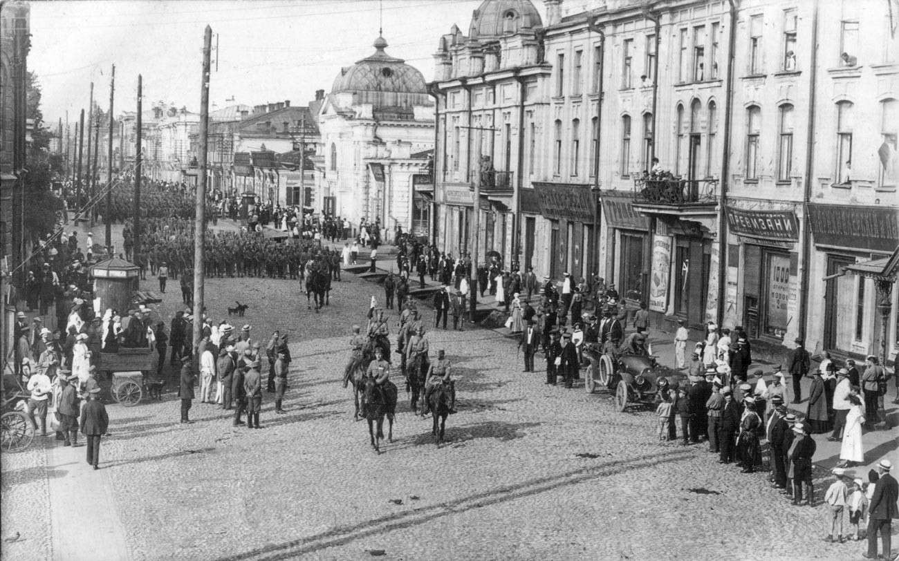 Czechoslovaks enter Irkutsk in 1918.