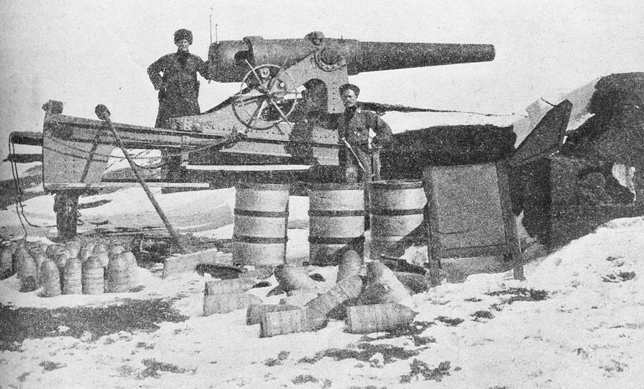 Tentara Rusia merampas meriam Turki, Erzurum, 1916.