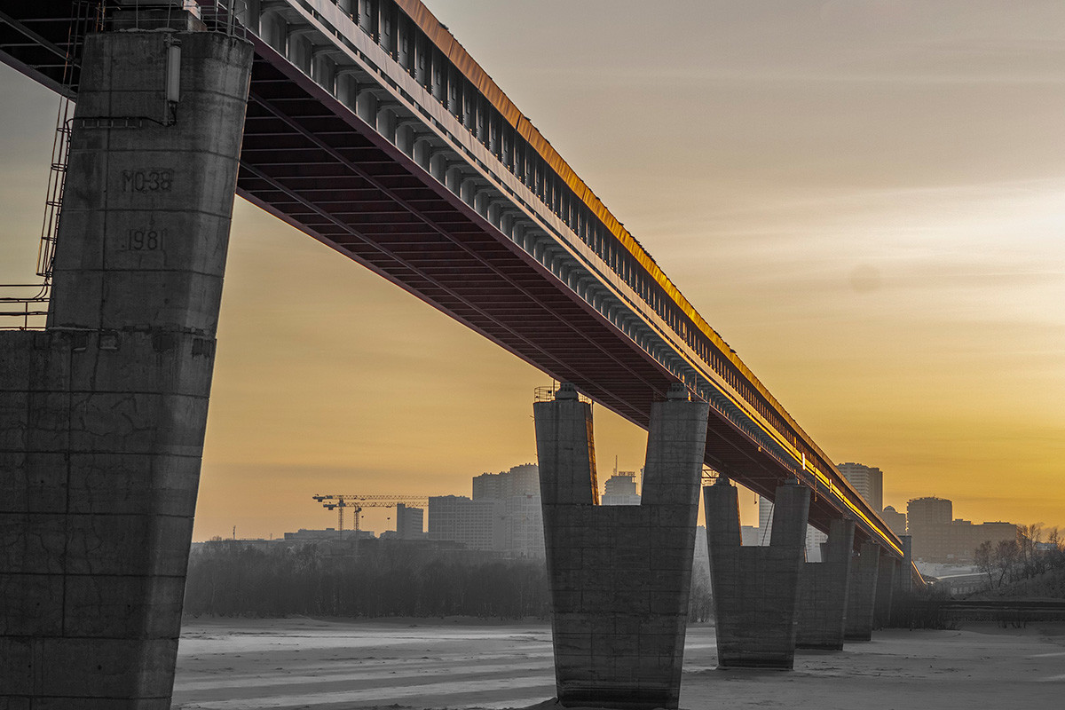 Jembatan metro Novosibirsk di atas Sungai Ob.