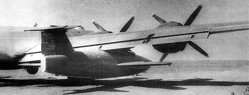 Samoliot 346 colocado bajo el ala de un Tupolev Tu-4