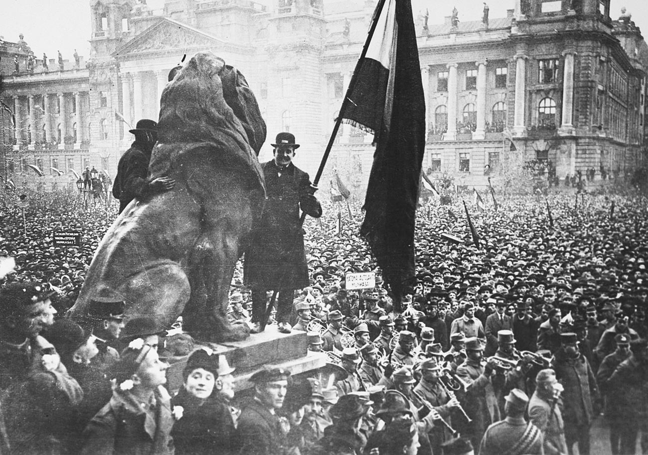 Proglašenje Mađarske Republike. Vlast prelazi u ruke mađarskih boljševika. 