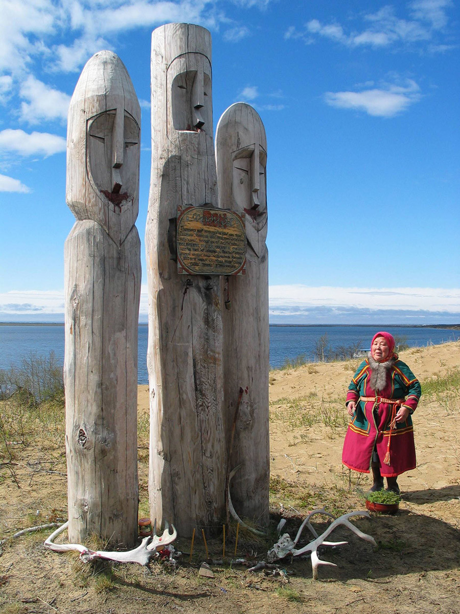 Мемориал «Хэбидя тен» (Священная память) установлен на берегу озера Городецкое, недалеко от Пустозерска