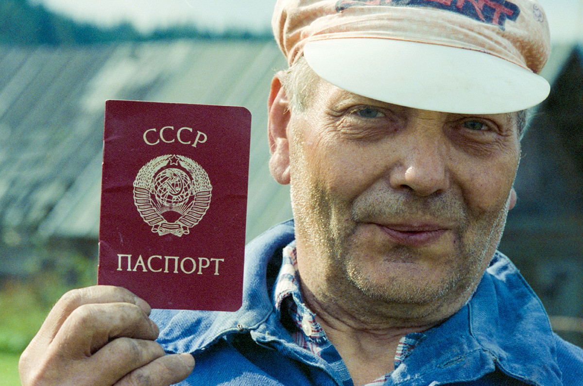 Un cittadino sovietico mostra il nuovo passaporto, Oblast di Tver, 1 novembre 1991