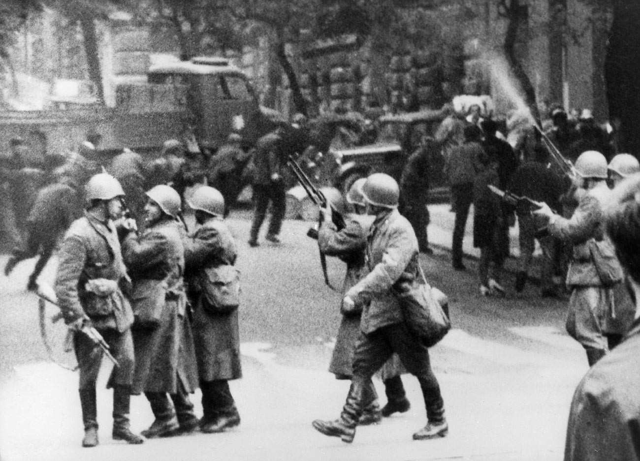 Прашко пролеће – Сузбијање инвазије трупа земаља Варшавског пакта на Чехословачку.