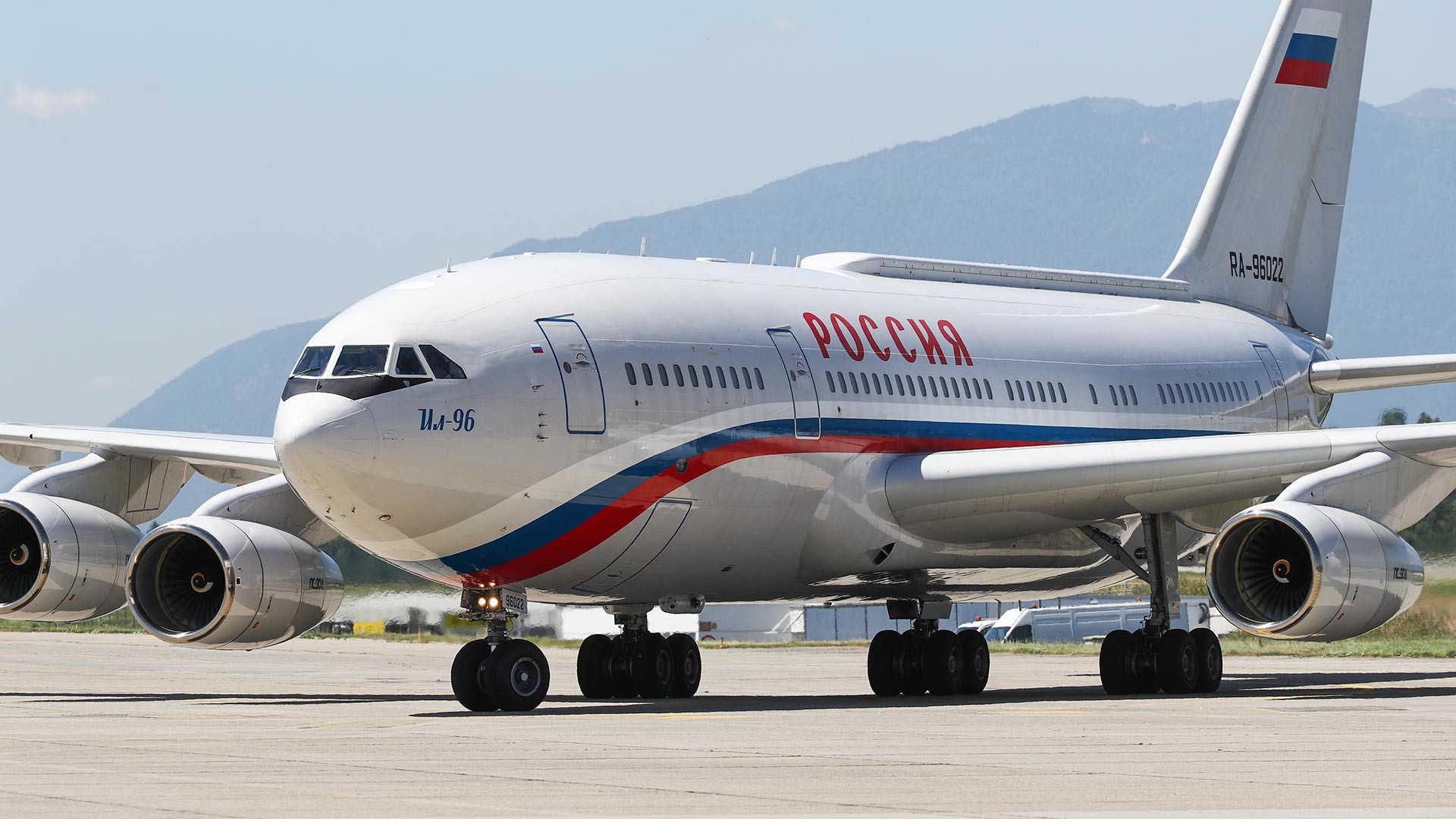 Самолет президента РФ Владимира Путина в аэропорту Женевы 16 июня 2021