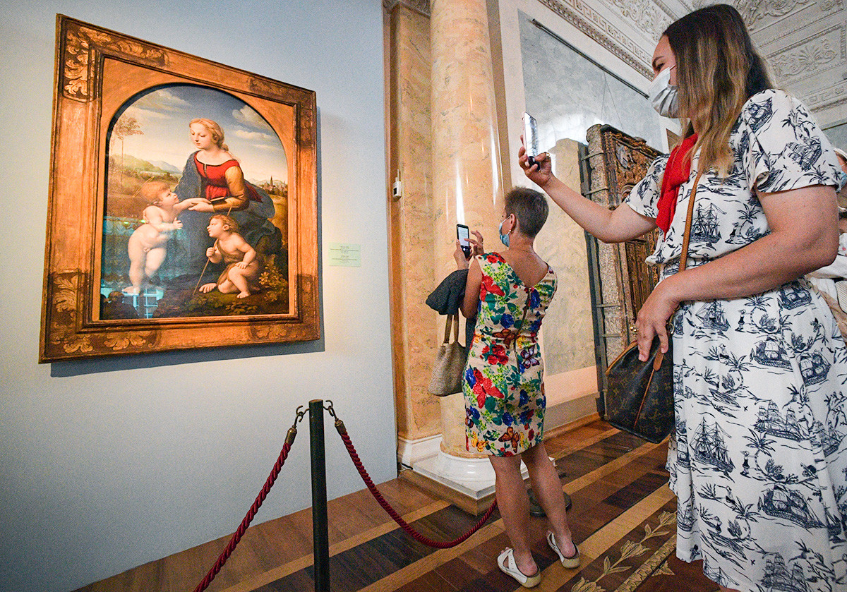 Besucher der Eremitage vor Raffaels Meisterwerks „Madonna und Kind mit Johannes dem Täufer“