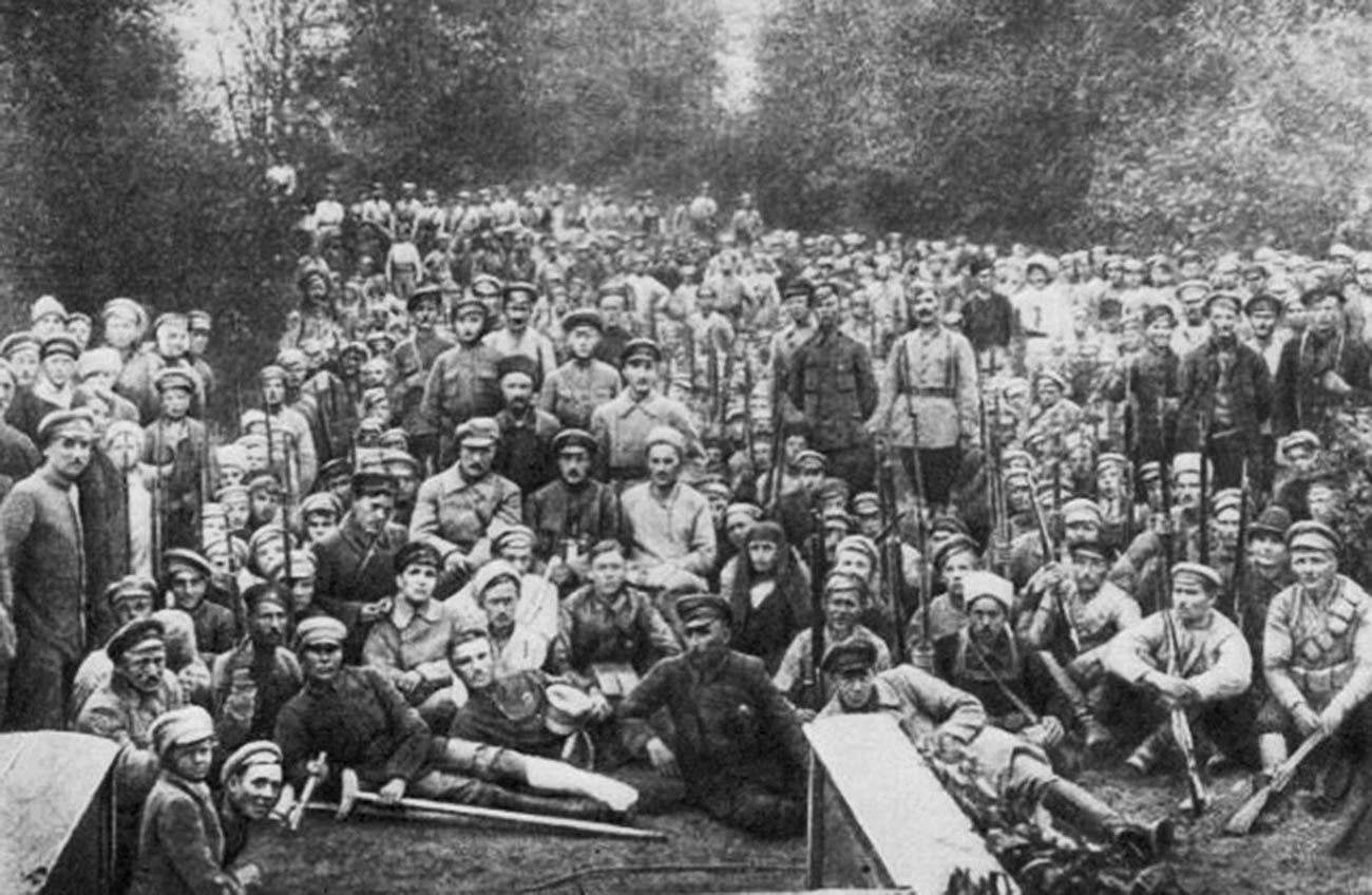 Унгарски войници, в средата – Лайош Гавро