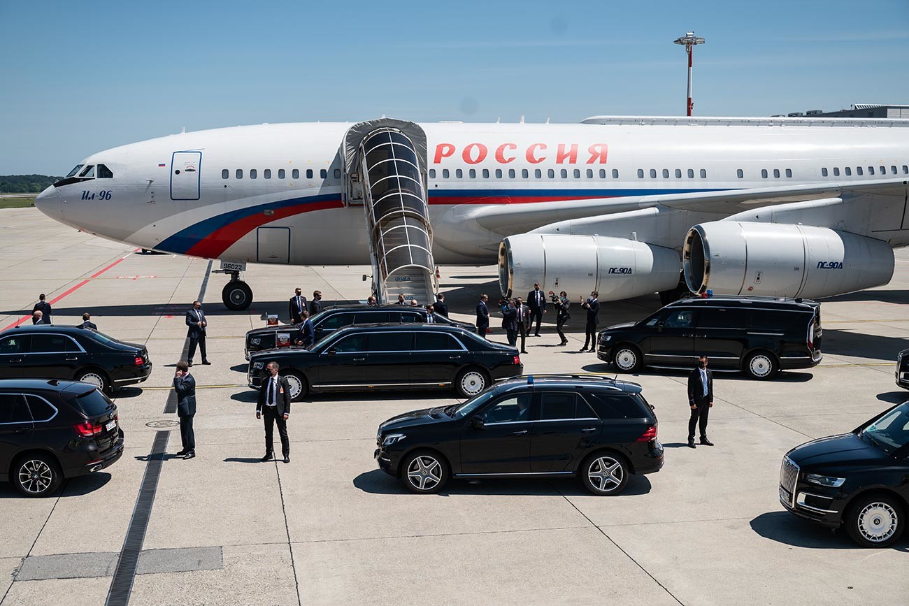 Il presidente russo Vladimir Putin sbarca dal suo aereo Il-96 all'aeroporto Cointrin di Ginevra, 16 giugno 2021
