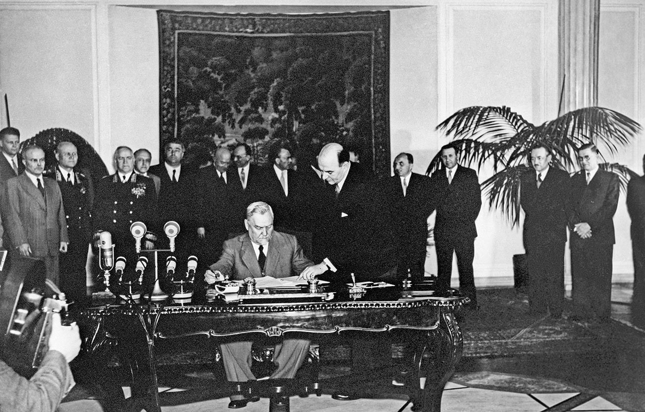 Predsjednik Vijeća ministara SSSR-a Nikolaj A. Bulganjin potpisuje Ugovor o prijateljstvu, suradnji i uzajamnoj pomoći između Albanije, Bugarske, Mađarske, NDR-a, Poljske, Rumunjske, SSSR-a i Čehoslovačke na Varšavskom sastanku europskih država za mir i sigurnost u Europi 14. svibnja 1955. 
