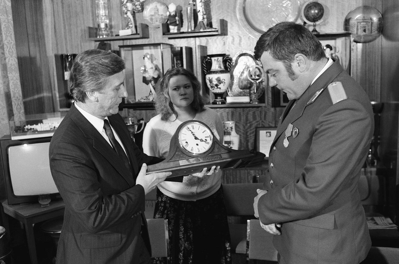 Kepala program pertukaran pelajar AS-Soviet 'People To People' memberikan suvenir jam mantel dari presiden AS kepada  Pankrushev.