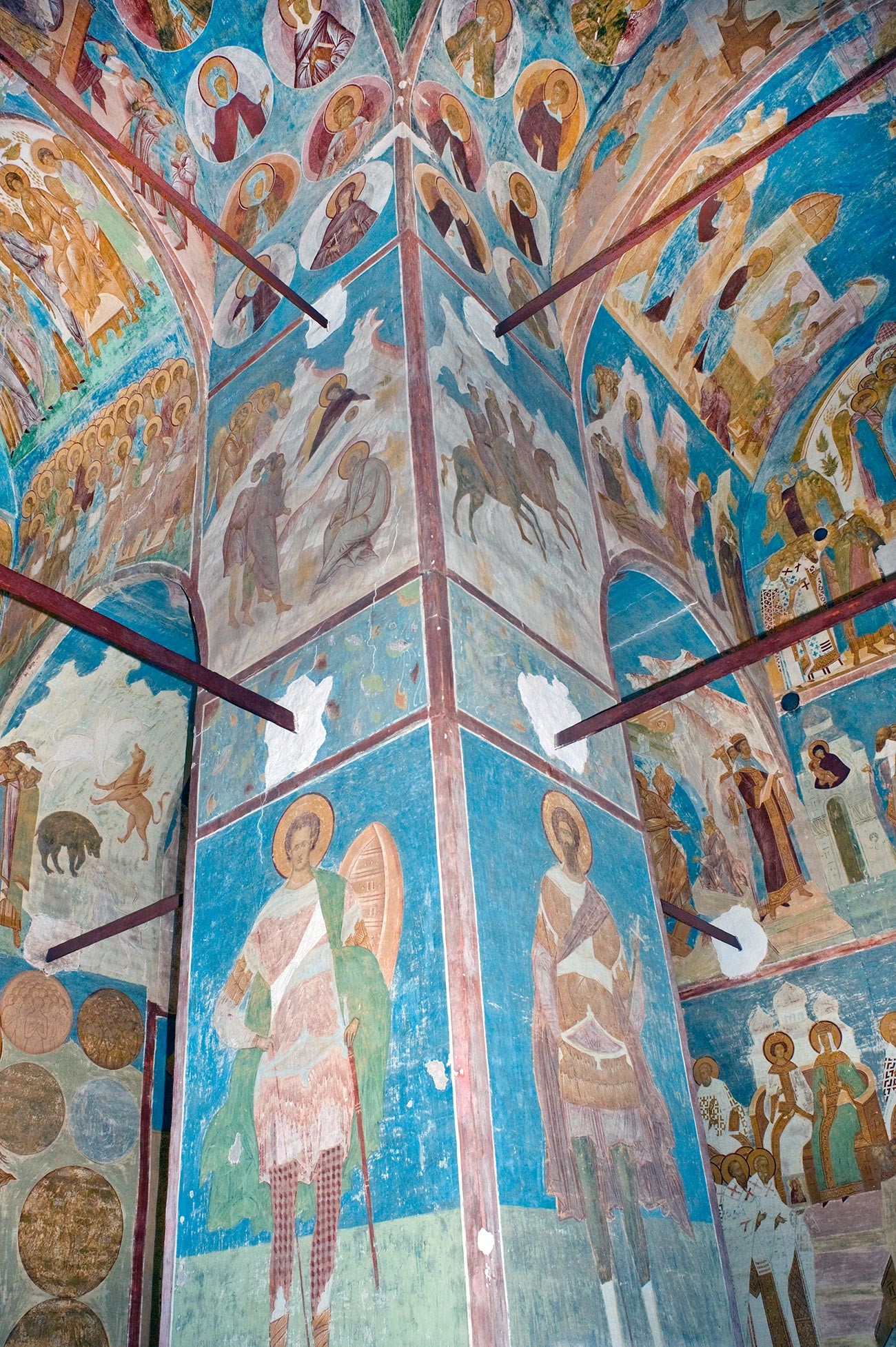 Cathédrale de la Nativité. Jetée nord-ouest avec fresques de Saint-Démétrius (à gauche) et de Saint-Théodore. Niveau supérieur : trois Mages suivant l'Étoile