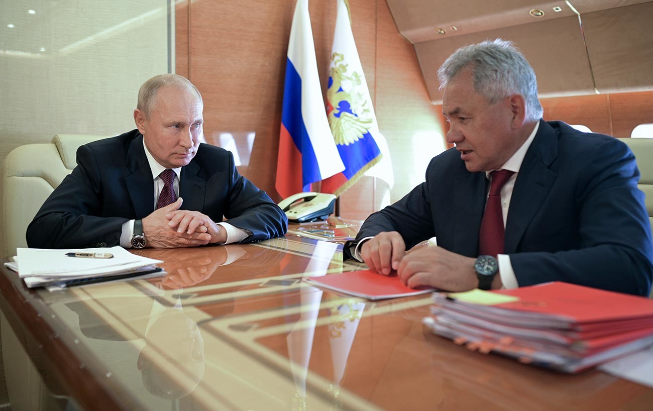 Vladímir Putin y el ministro de Defensa ruso, Serguéi Shoigu se reúnen a bordo.