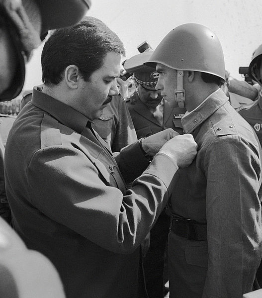 Najibullah condecorando a un soldado soviético. 1986.