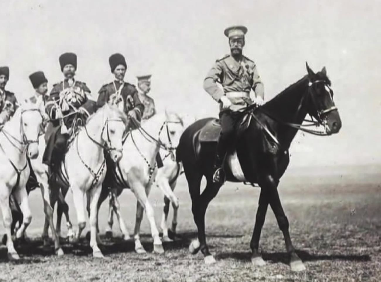 Цар Николај II са козацима из Конвоја Његовог Императорског Величанства.