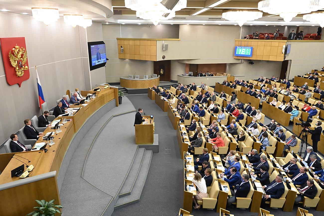 Deputi mengikuti sesi pleno Duma Negara Federasi Rusia.