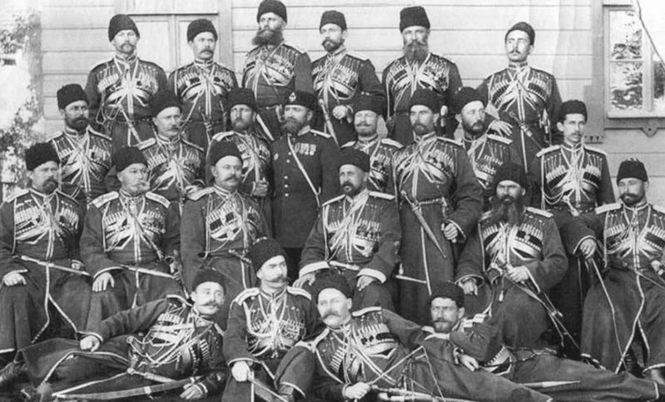 Vladimir Aleksejevič Šeremetjev (sjedi u centru) među časnicima osobnog Konvoja Njegovog Carskog Veličanstva..
