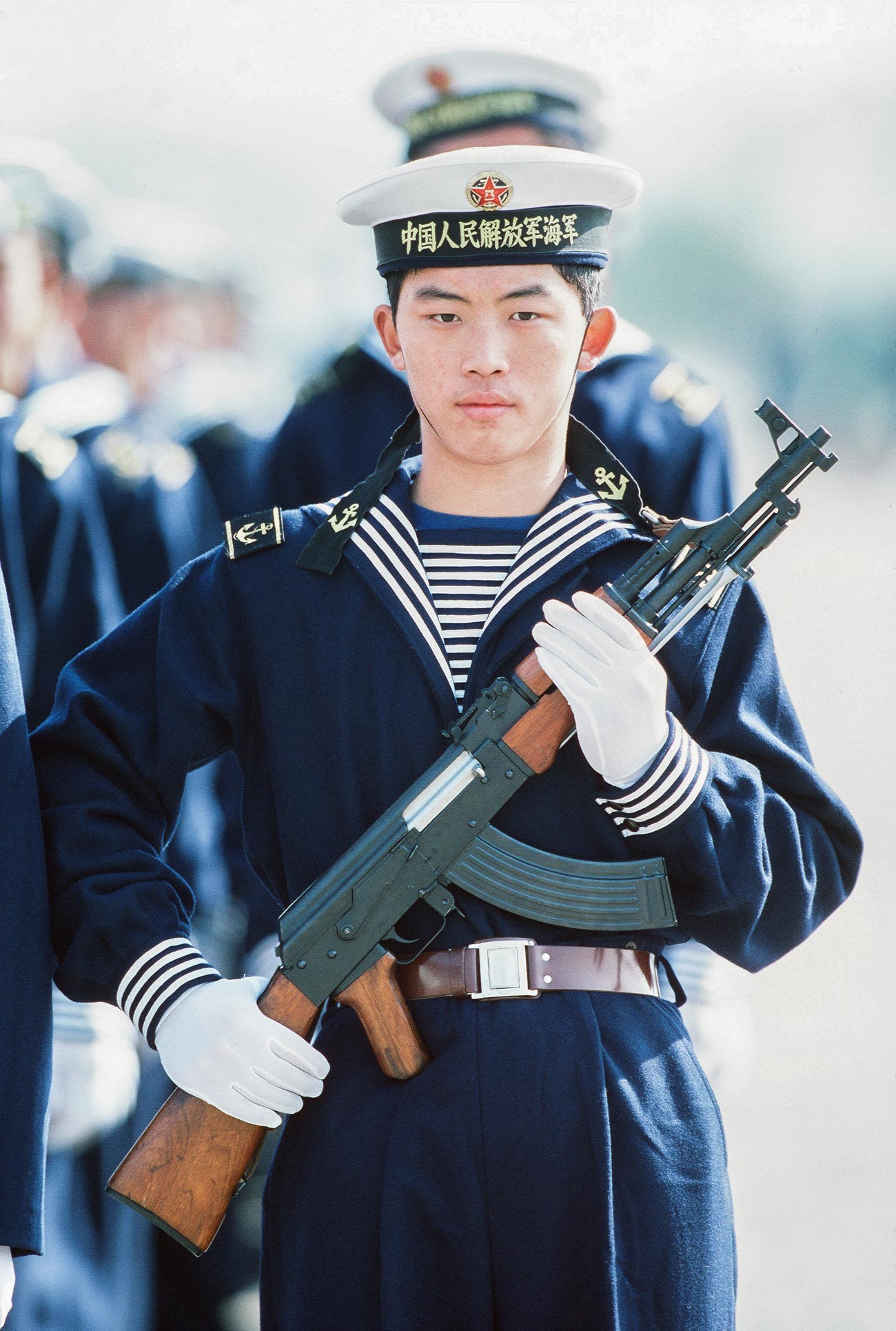 Marinero chino con un fusil de asalto Tipo-56