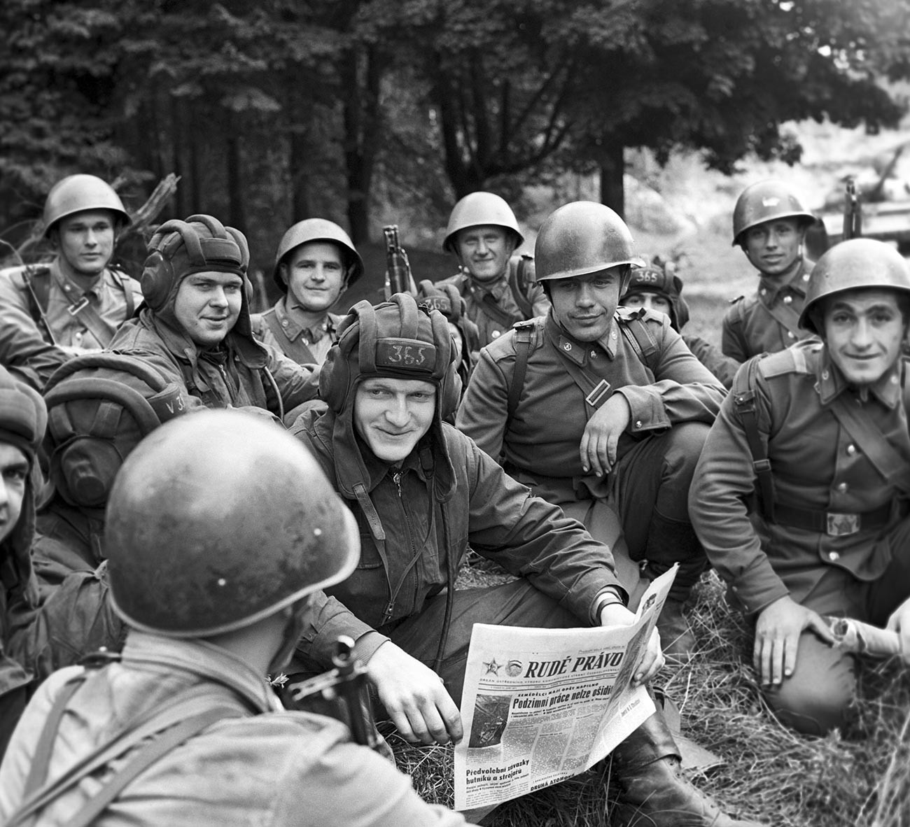 Carristi cecoslovacchi e soldati sovietici durante un’esercitazione congiunta. Si noti la copia di “Rudé právo” (“Legge Rossa”) il principale quotidiano comunista cecoslovacco
