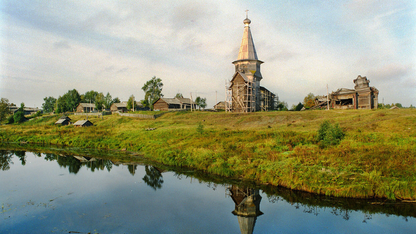 Saminski Pogost. L’église du Prophète Élie, vue du nord-est de la rive opposée de la rivière Samina. À droite : l’église de l’Icône de la Mère de Dieu de Tikhvine (en ruines)