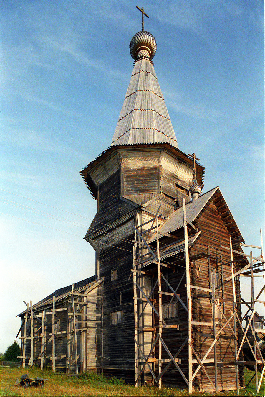 L’église du Prophète Élie. Vue sud-est avec des restes de l’échafaudage utilisé pour la restaurer