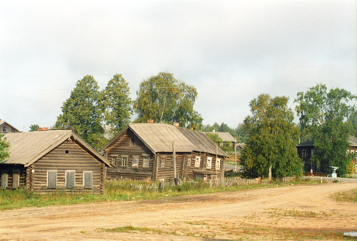 Saminski Pogost. Maisons en rondins avec un puits (à droite)