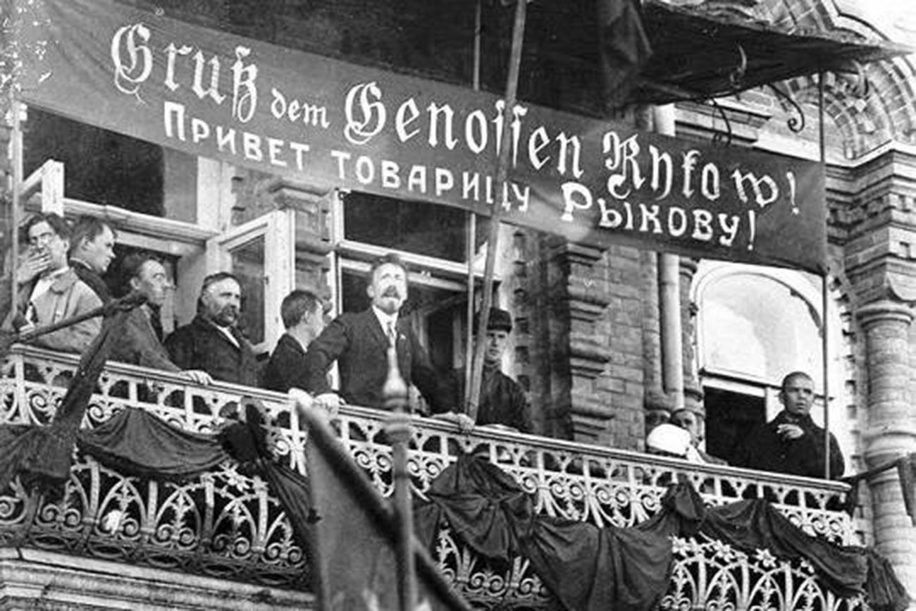 Der Vorsitzende des Rates der Volkskommissare, Alexei Rykow, spricht bei einer Kundgebung in Engels, der Hauptstadt der Autonomen Sozialistischen
Sowjetrepublik der Wolgadeutschen. (1924)