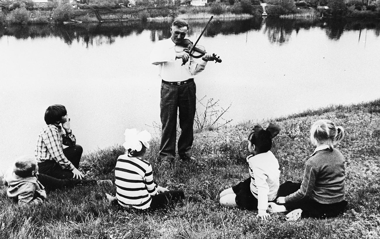 1980 kehrte die deutsche Familie Seitz aus Kasachstan in die Wolgaregion
zurück. Der Vater spielt auf der Geige.