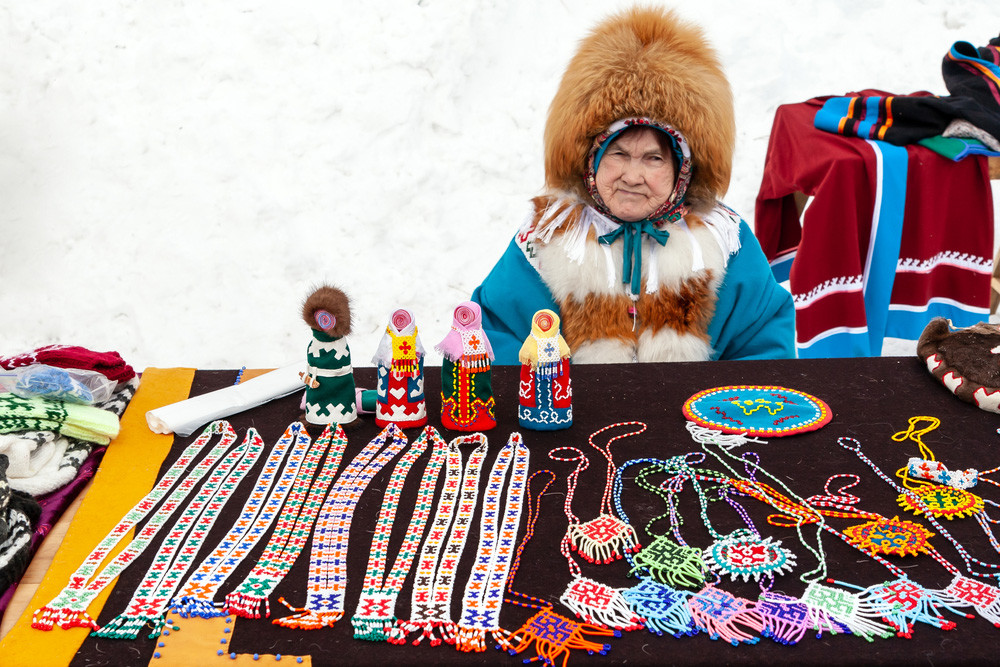 Eine Chanty-Frau in traditioneller Kleidung, die Souvenirs verkauft.