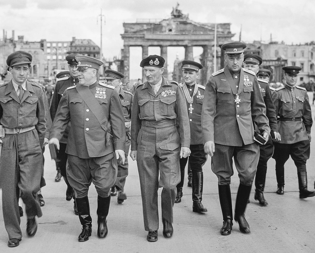 Marechal Jukov, marechal de campo Sir Bernard Montgomery e marechal Rokossóvski, em Berlim