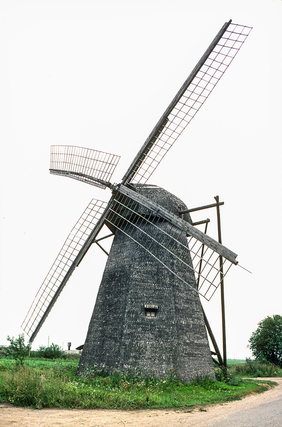 Seltso (Novgorod Region). Tower windmill near Trinity-St. Mikhail Klopsky Monastery. August 11, 1994