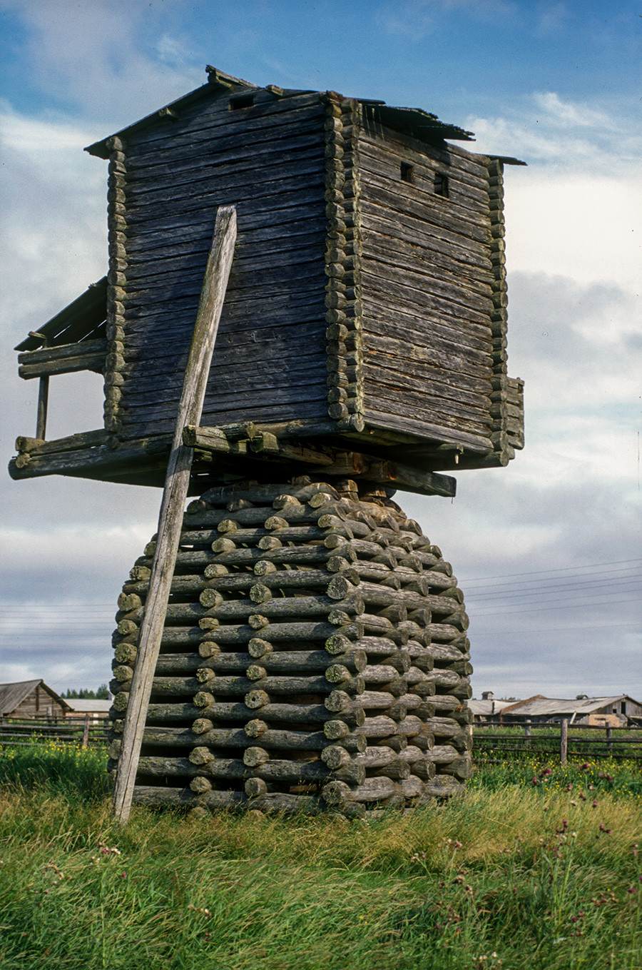 Kimzha. Post windmill. August 2, 2000