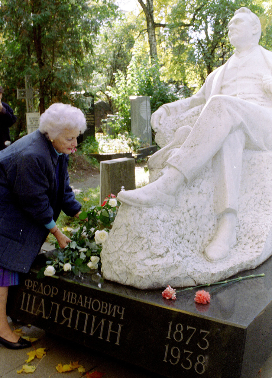 Marina Šaljapina-Freddi na očetovem grobu.

