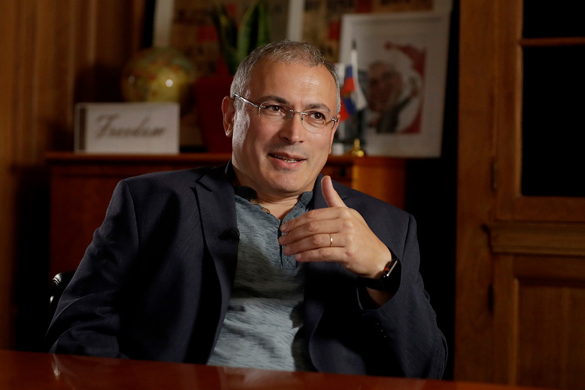Руският опозиционер Михаил Ходорковски говори по време в интервю за The Associated Press в Лондон, 24 юли 2018 г. 