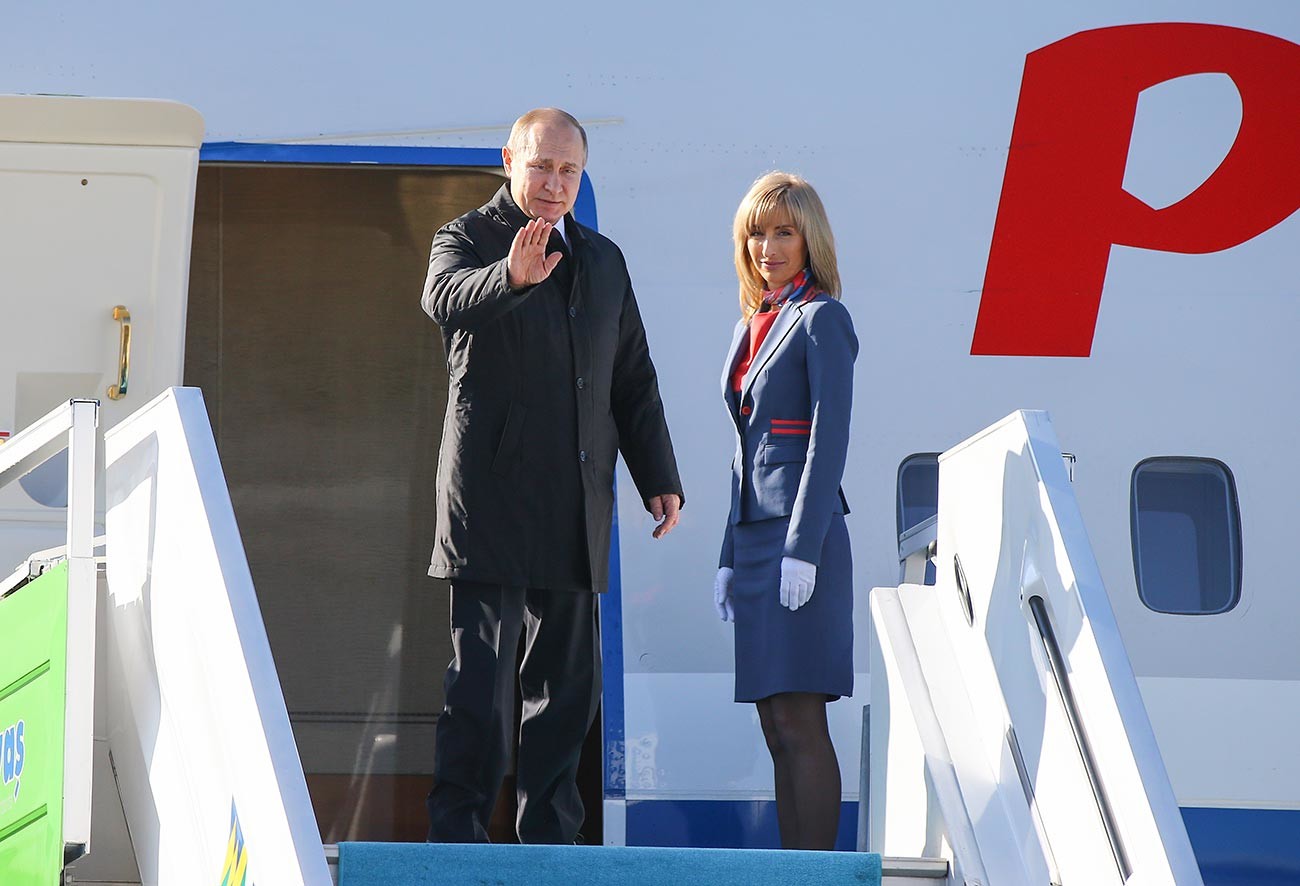 Wladimir Putin betritt das Flugzeug am internationalen Flughafen Esenboga, als er Ankara verlässt, nachdem er am Dreiergipfel Türkei-Russland-Iran teilgenommen hat.