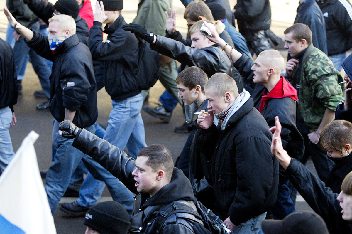 Manifestantes gritam palavras de ordem durante uma marcha organizada por organizações ultranacionalistas, no então novo feriado do Dia da Unidade Nacional no centro de Moscou, em 4 de novembro de 2005, pedindo o fim da 