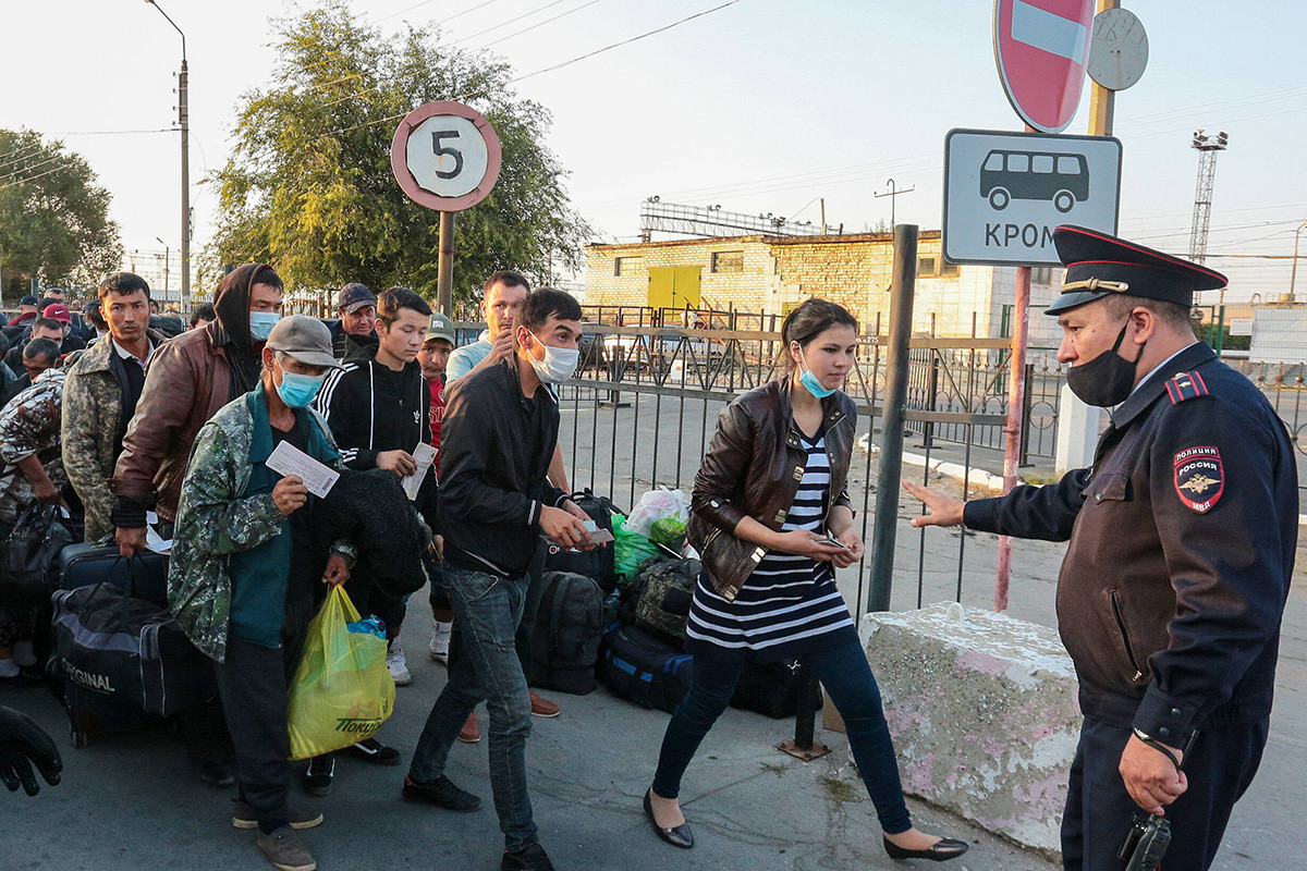 Cidadãos do Uzbequistão chegando ao pátio de uma estação ferroviária antes de serem repatriados. Desde 16 de março, a Rússia interrompeu temporariamente a comunicação ferroviária com o Uzbequistão para evitar a propagação dо coronavírus