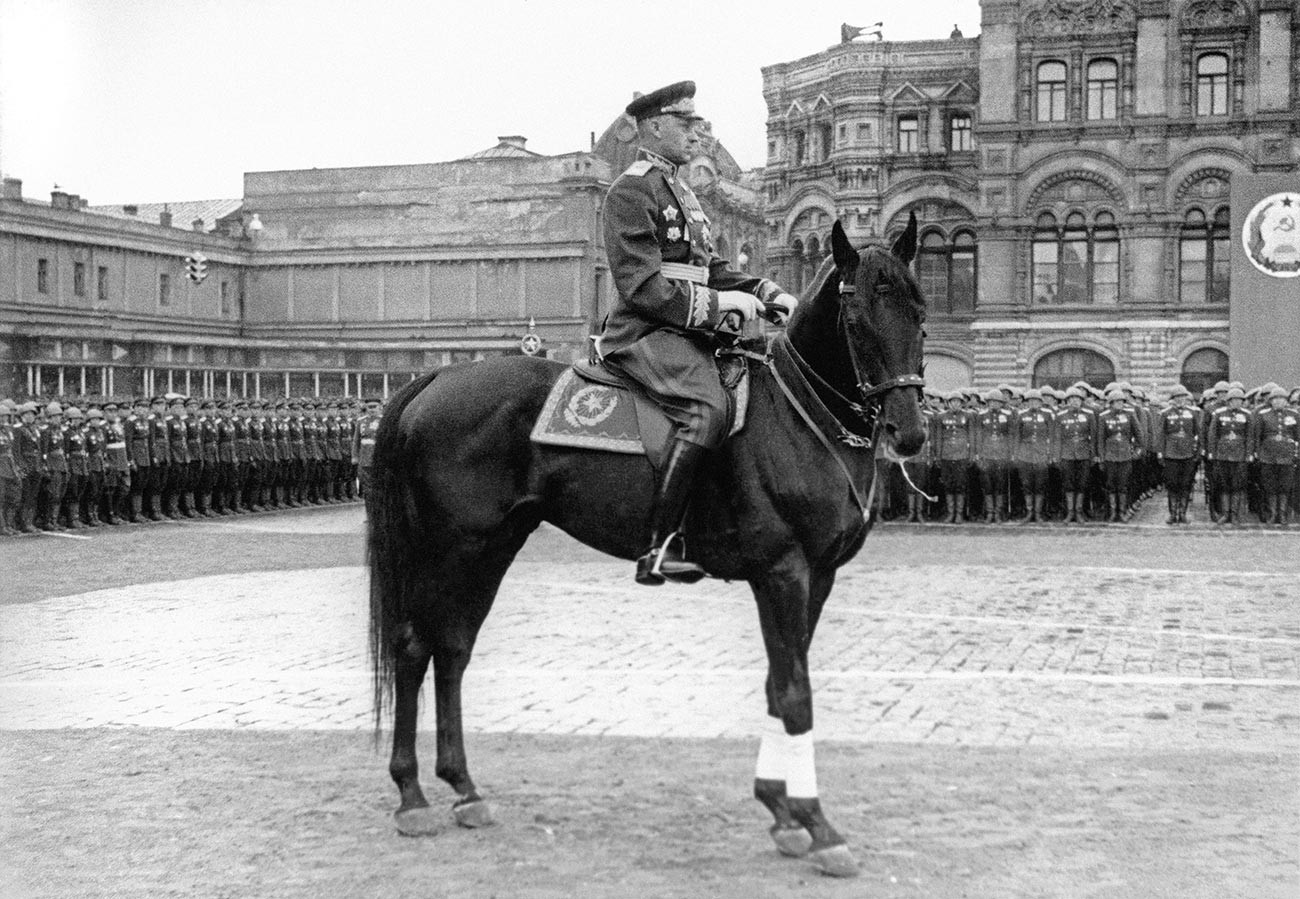 Konstantín Rokossovski comanda el Desfile de la Victoria en Moscú, 1945.
