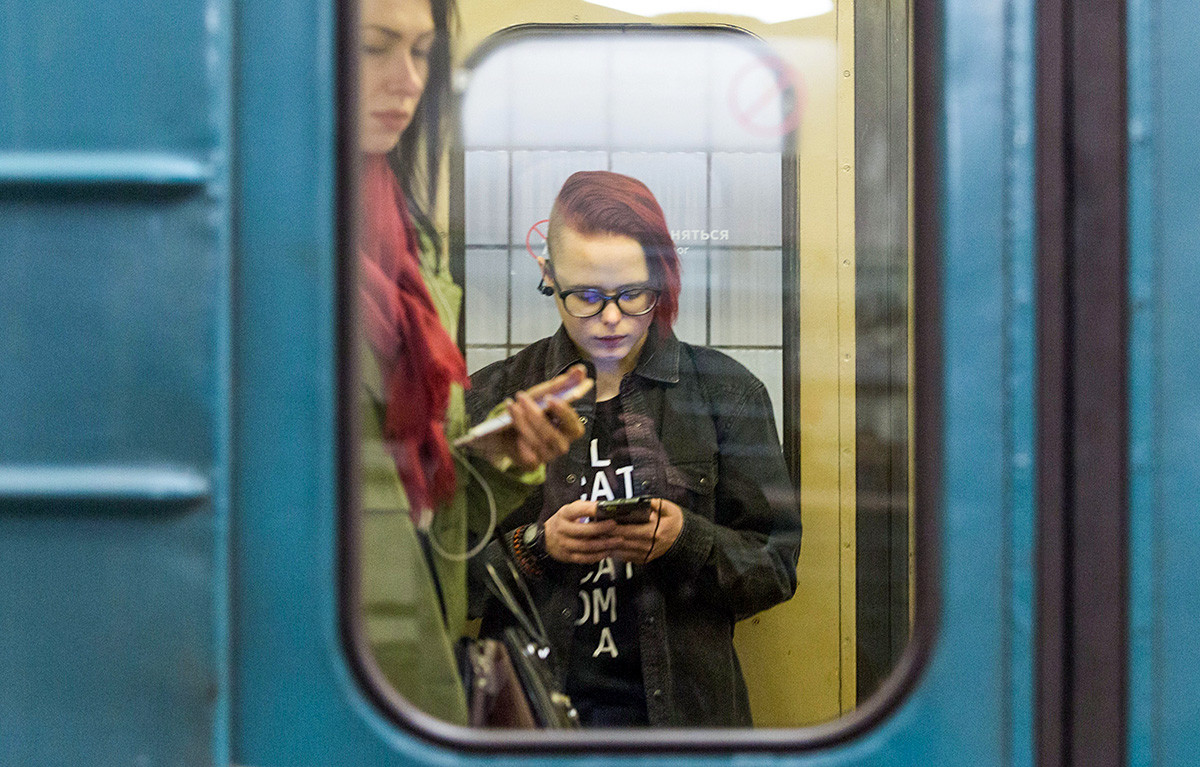 Penumpang Metro Moskow menggunakan Wi-Fi gratis.