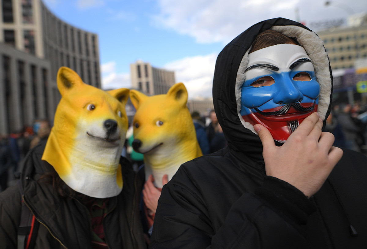 Massa dari Partai Libertarian Rusia (LPR) berunjuk rasa menentang tindakan pemerintah di bidang pengaturan industri Internet.