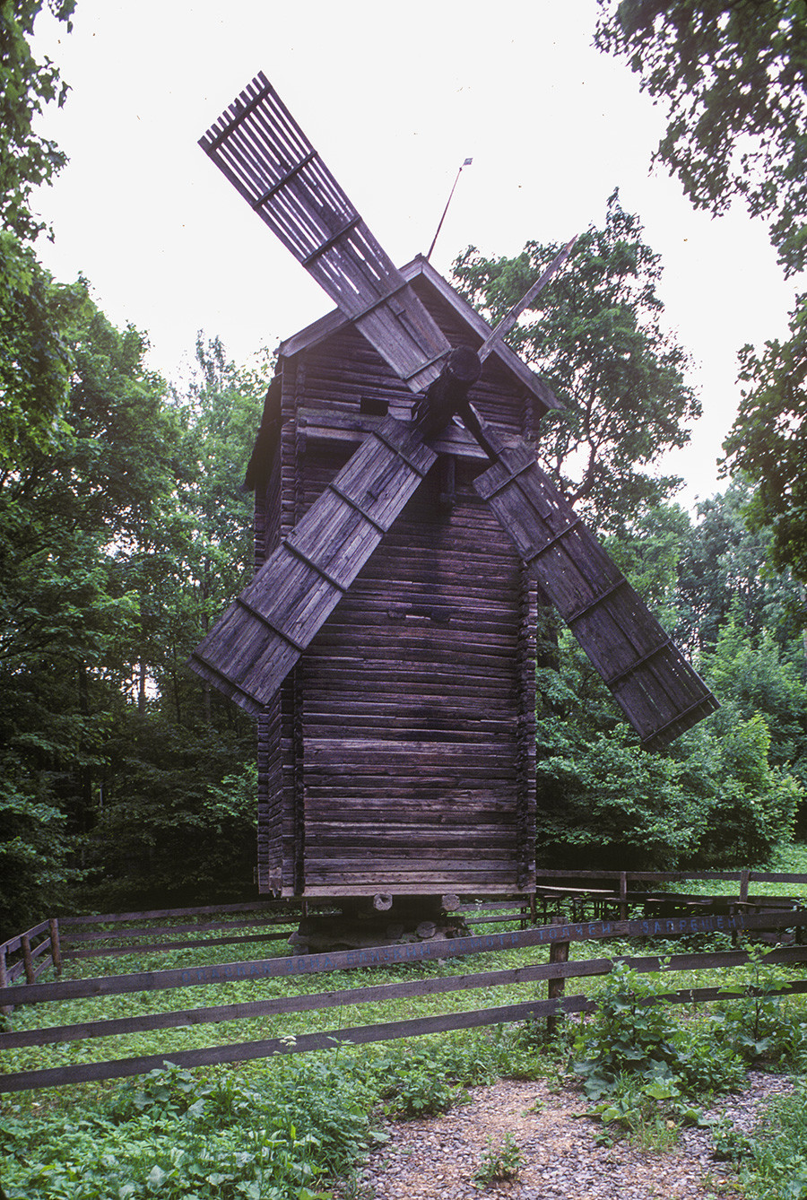 Muzejski park v Nižnjem Novgorodu. Mlin na veter, prvotno v vasi Petuhovo (Gorodetska regija). Struktura mlina se vrti na nizkem nivoju. 23. junij 1996
