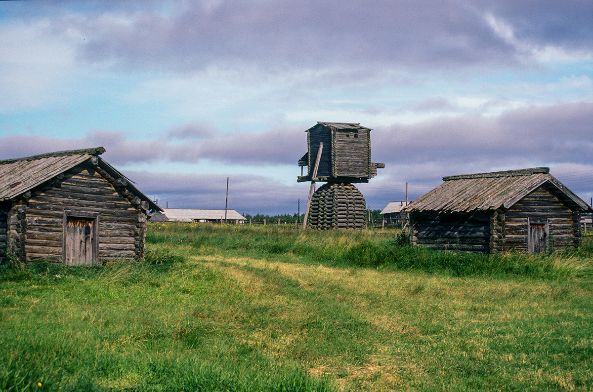 Kimža (Mezensko okrožje). Hlevi iz hlodov in mlin na veter. 2. avgust 2000
