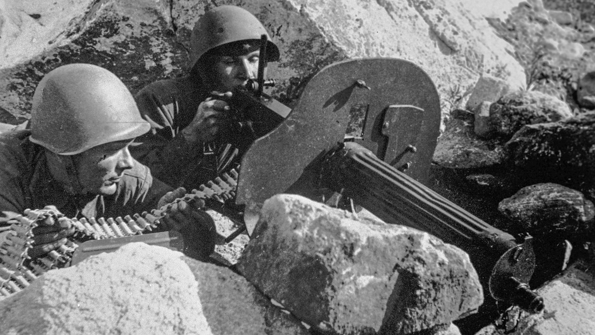 近ソ連軍の機関銃手、ムスタトゥントゥリ山脈付近にて