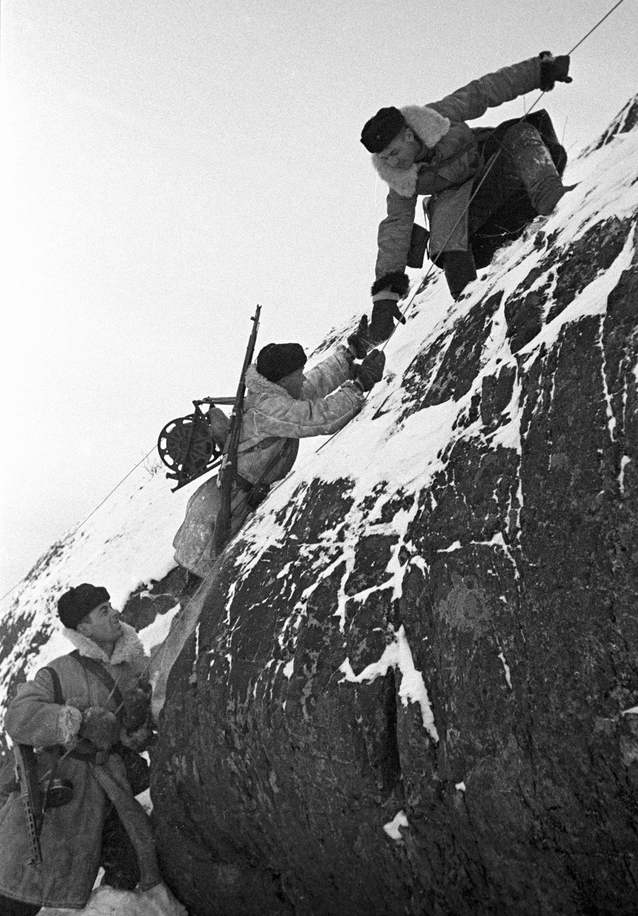 通信機械を設置するソ連軍の兵士、ルイバチー半島にて