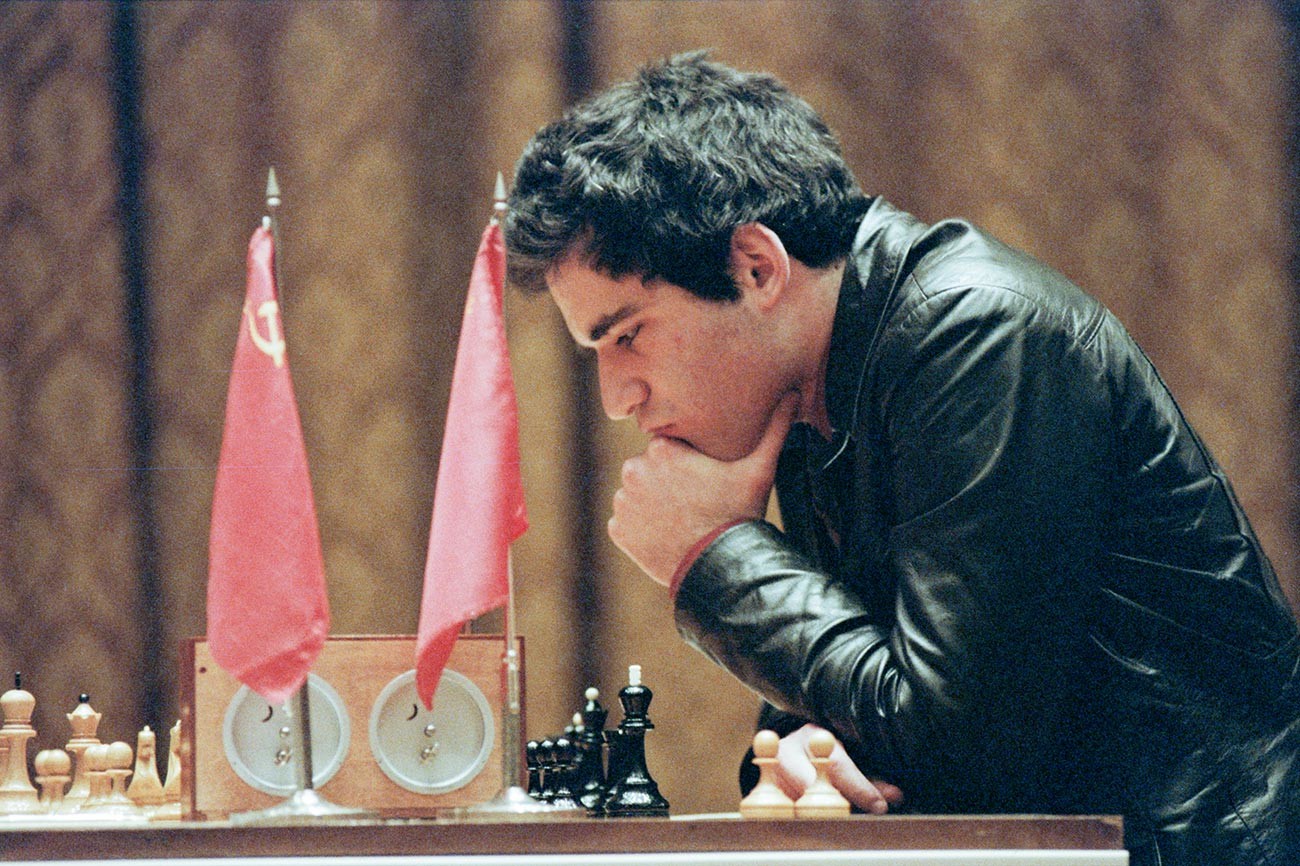 Добитник Шаховског Оскара 1982, најбољи велемајстор године из Бакуа, Гари Каспаров током четвртфиналног меча кандидата за светског првака у шаху са велемајстором  Александром Бељавским.