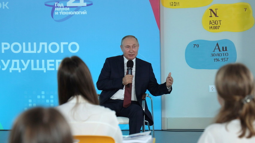 Рускиот претседател Владимир Путин го посети Серускиот детски центар „Океан“ во Владивосток, 1 септември 2021.

