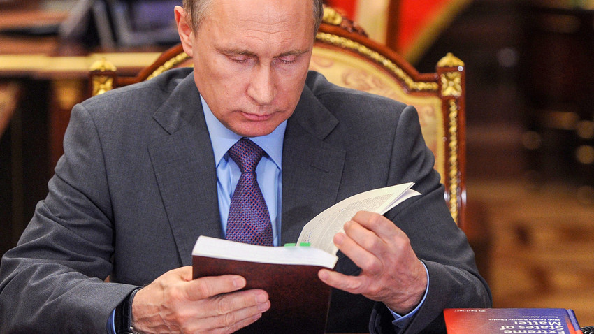 Vladimir Putin selama pertemuan dengan kepala Akademi Ilmu Pengetahuan Rusia, 2016.