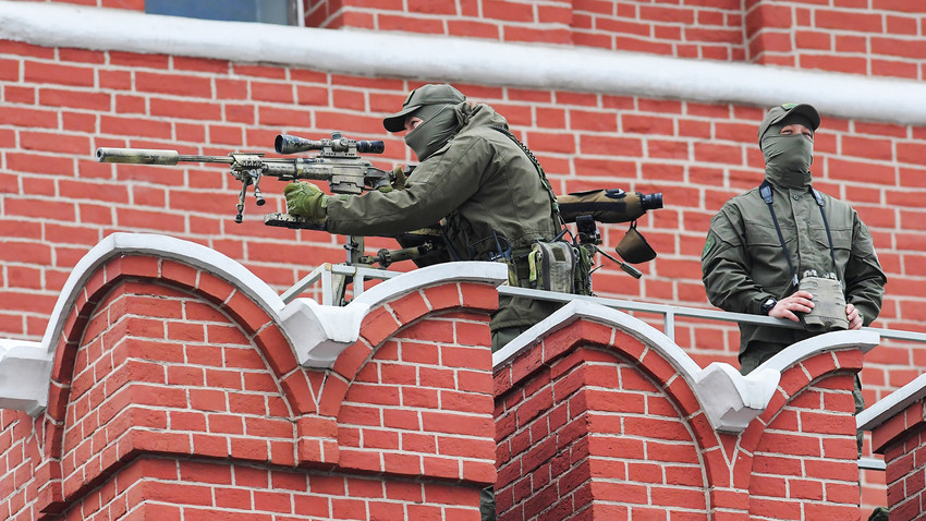 Scharfschützen an der Mauer des Moskauer Kreml.